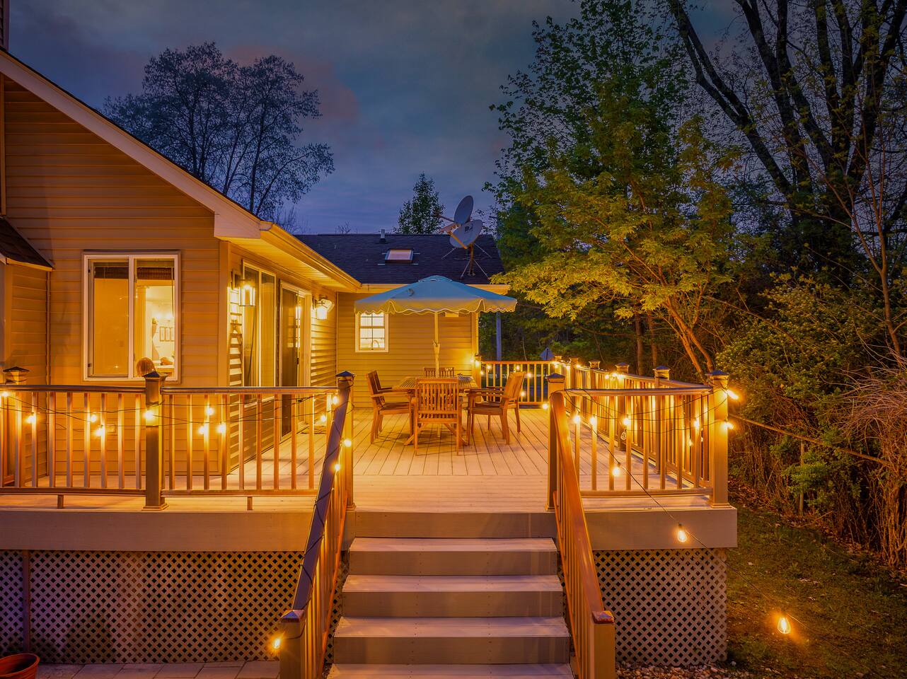 Deck & outdoor dining