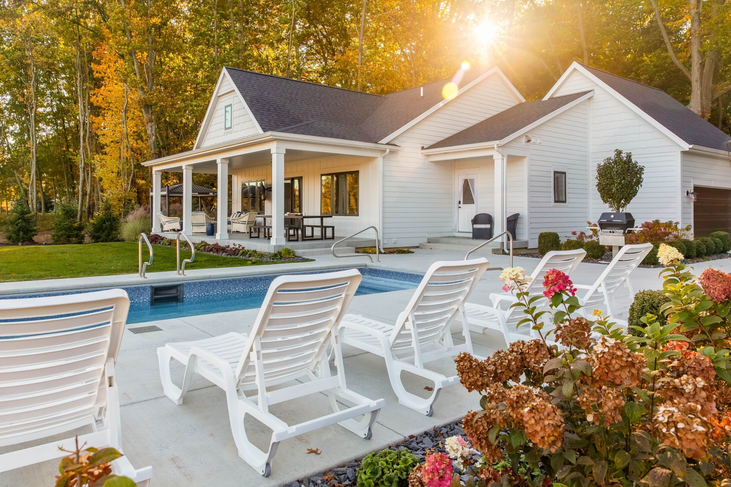 Exterior & pool