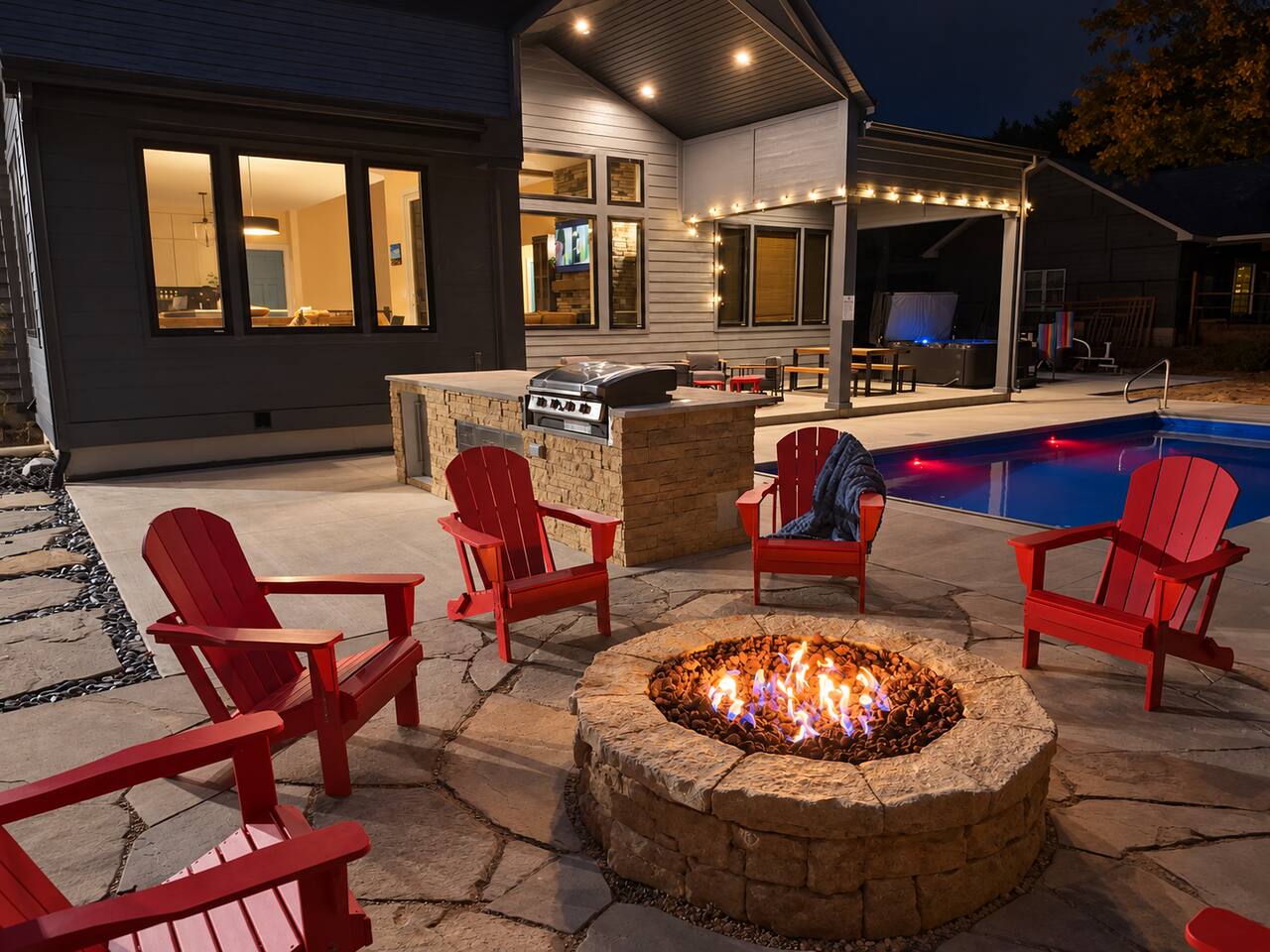 Hot tub, sauna & fire pit