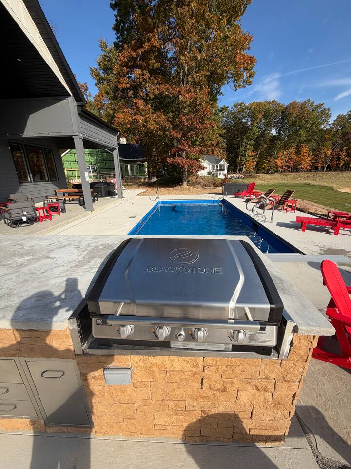 Pool & outdoor kitchen