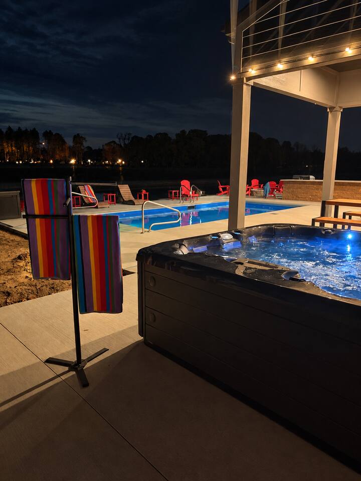 Pool & outdoor kitchen