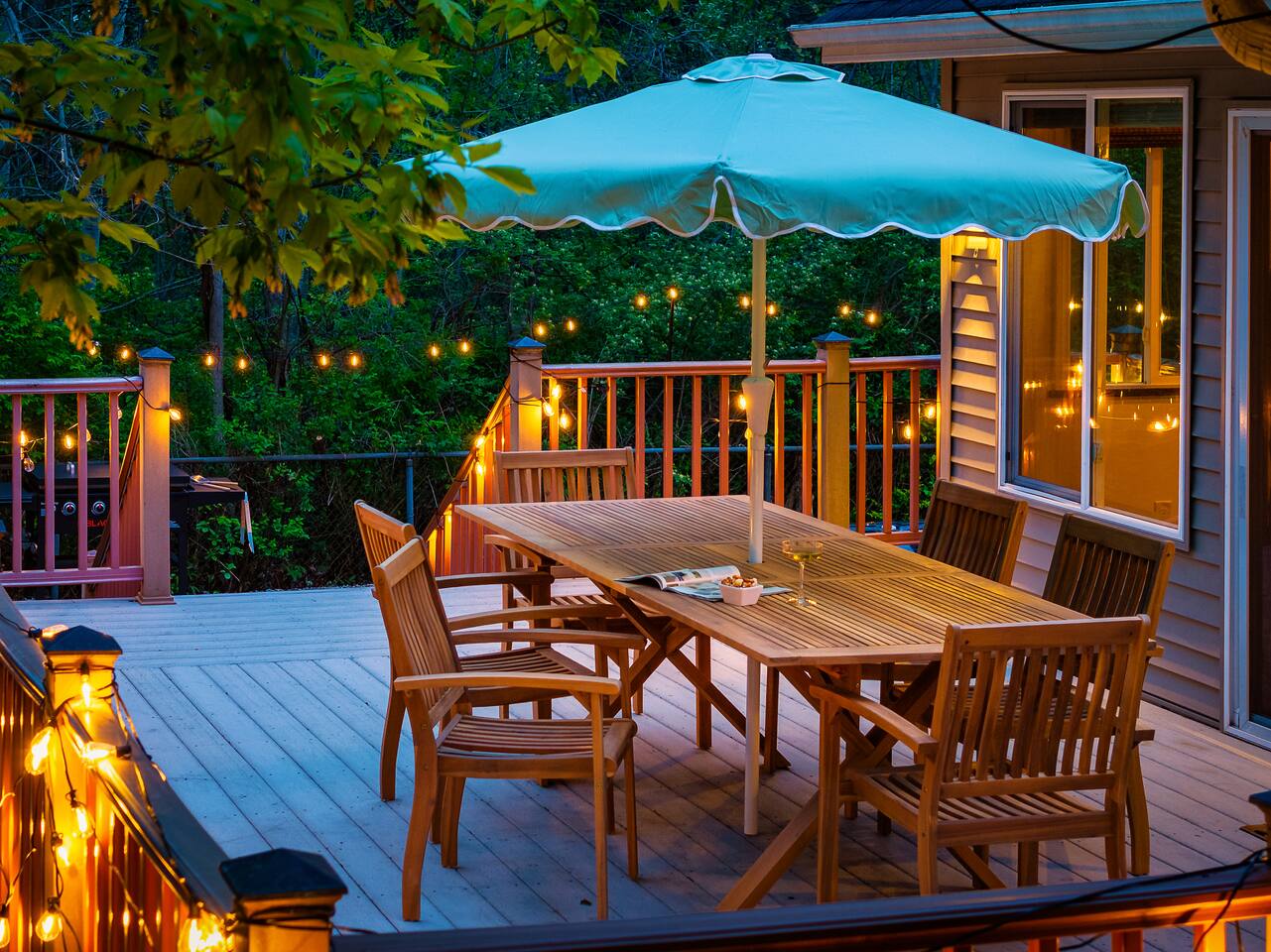 Deck & outdoor dining