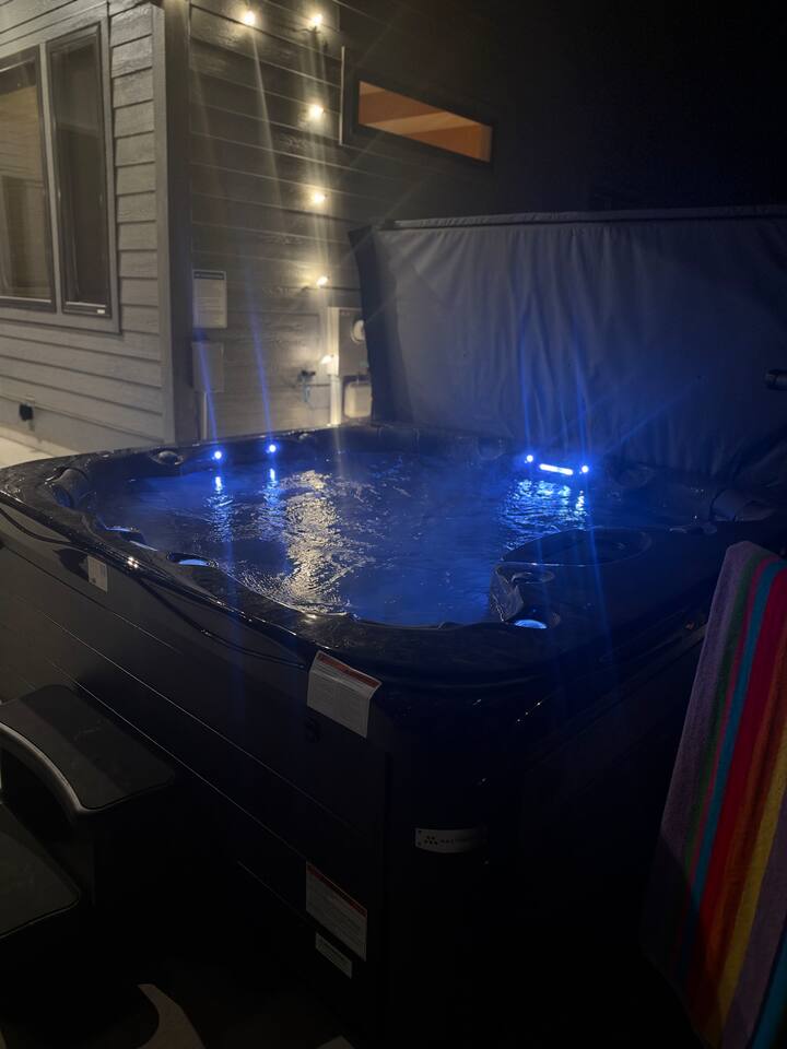 Hot tub, sauna & fire pit