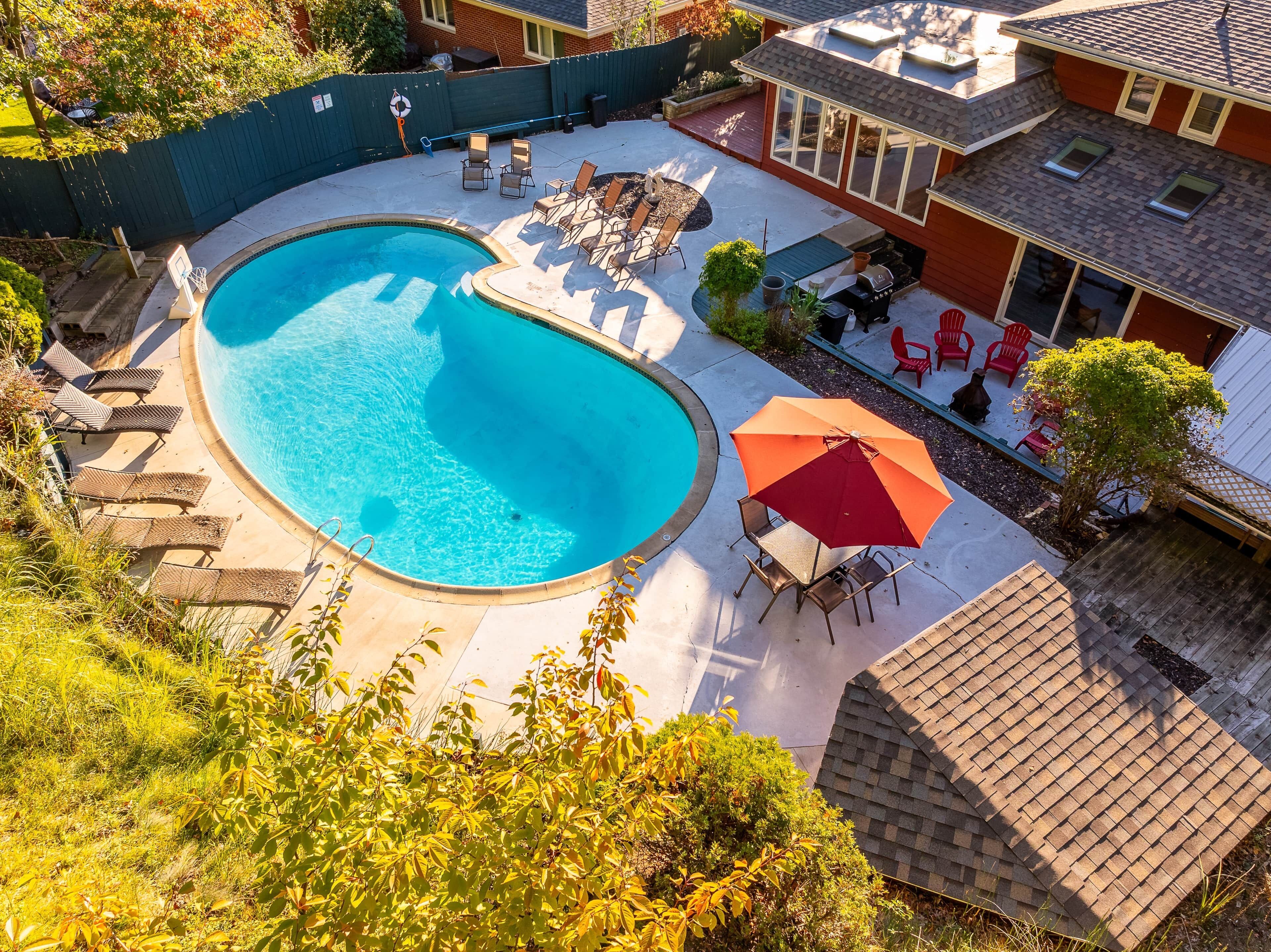 Pool, hot tub & fire pit