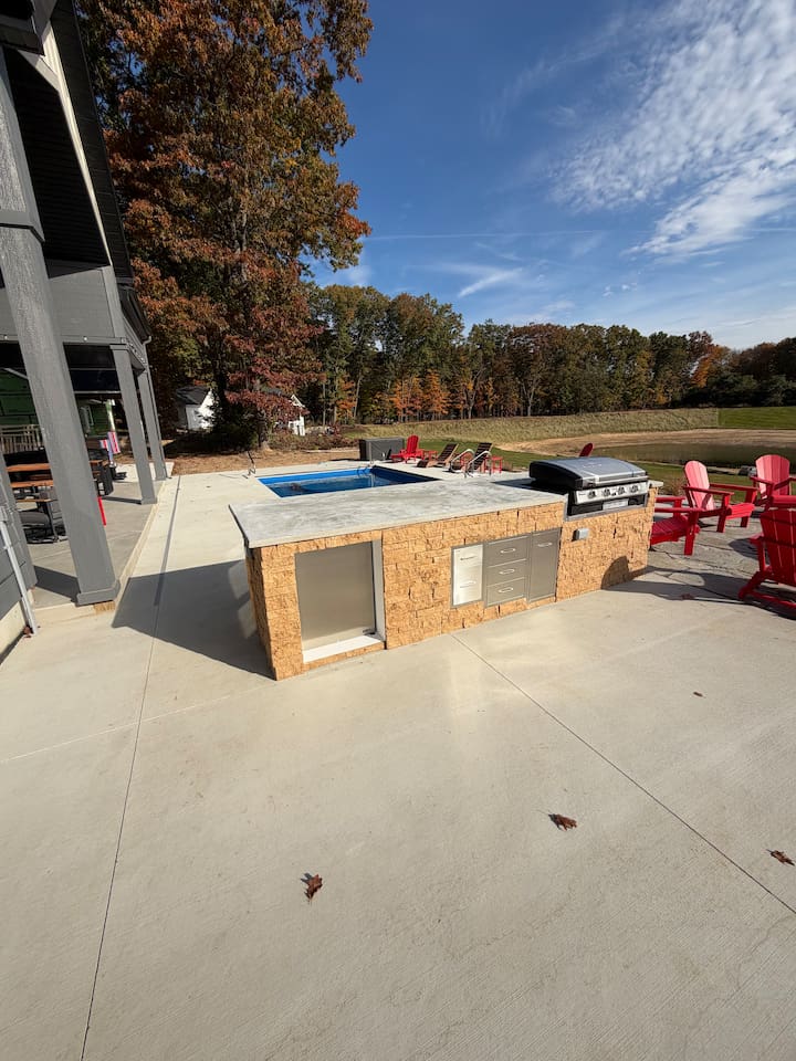 Pool & outdoor kitchen