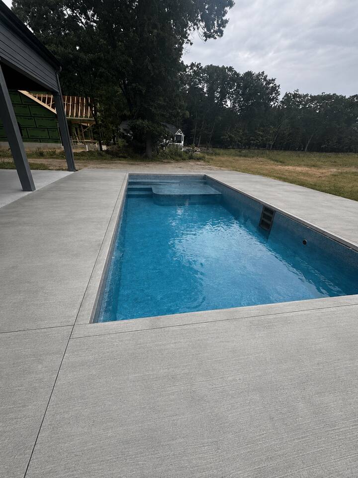 Pool & outdoor kitchen